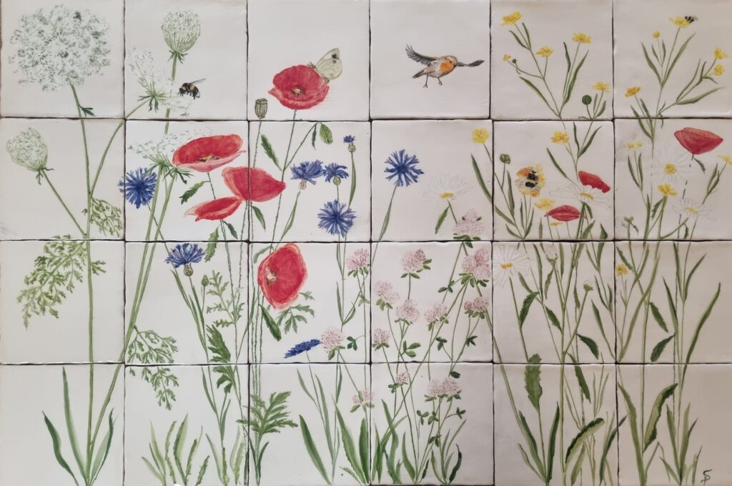 wilde bloemen klaprozen rodeklaver korenbloern op tegels handbeschilderd