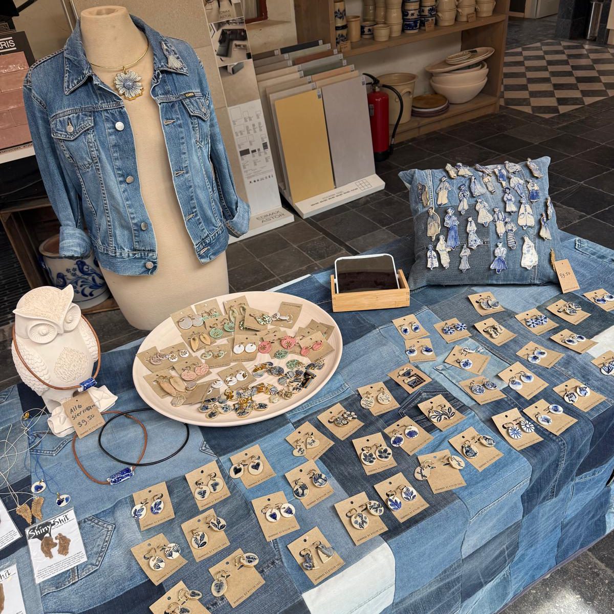 Keramische sieraden van Atelier Suze op tafel